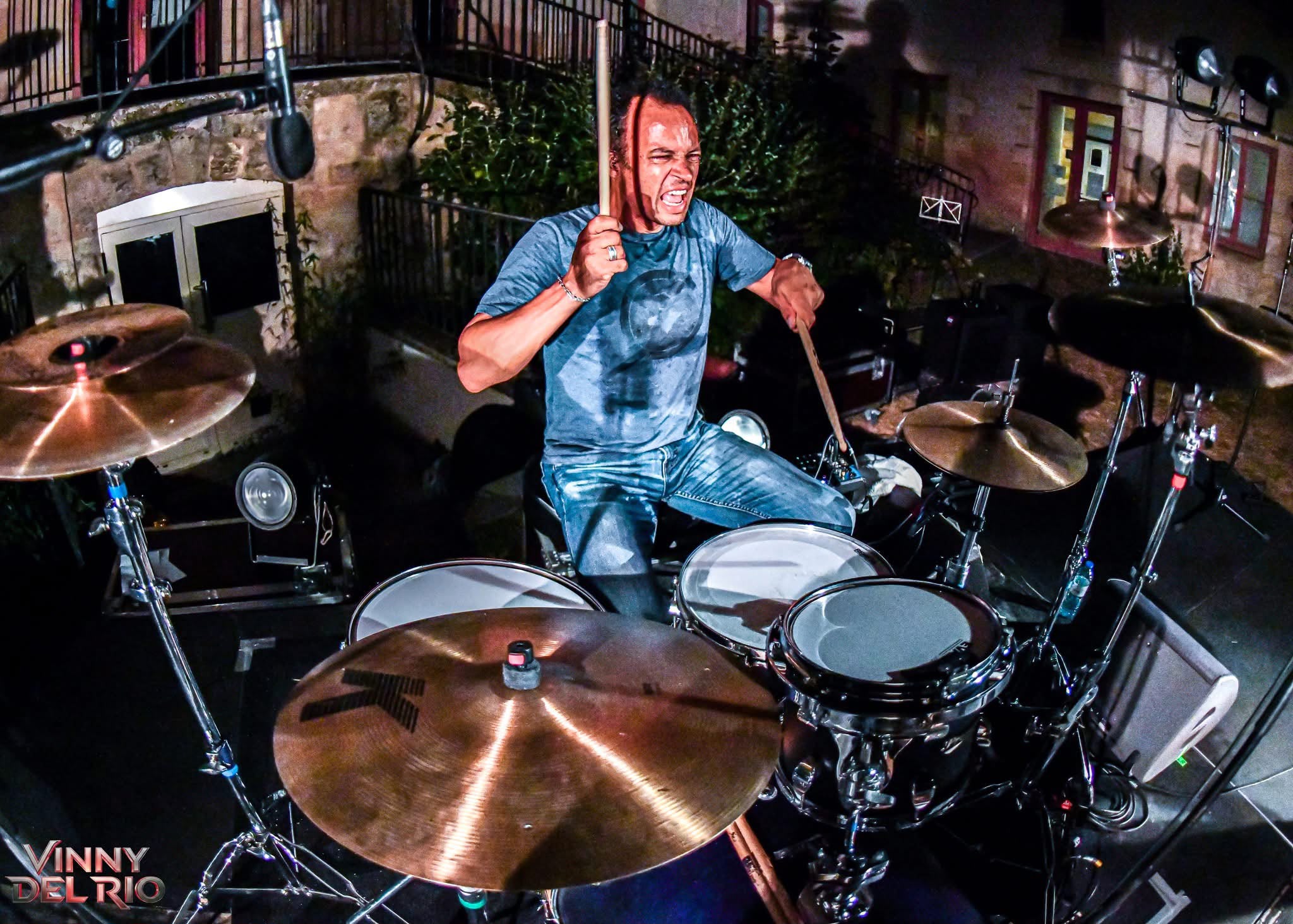 Marc-Antoine, batteur et percussionniste, en pleine énergie derrière sa batterie sur scène.